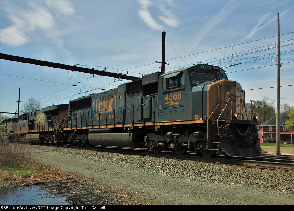 CSX 4566 leads Q404